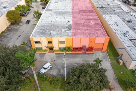 Commercial property in Hialeah, Florida № 9393 - photo 12