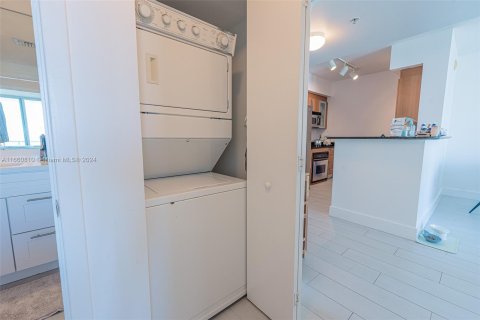 Condo in Miami, Florida, 1 bedroom  № 1366961 - photo 10