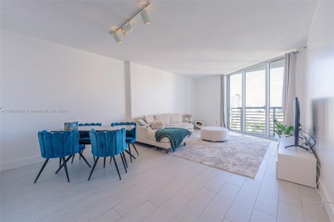 Condominio en alquiler en Miami, Florida, 1 dormitorio, 78.6 m2 № 1366961 - foto 14