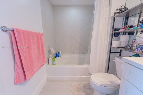 Condo in Miami, Florida, 1 bedroom  № 1366961 - photo 8