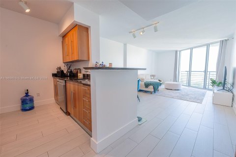 Condo in Miami, Florida, 1 bedroom  № 1366961 - photo 18