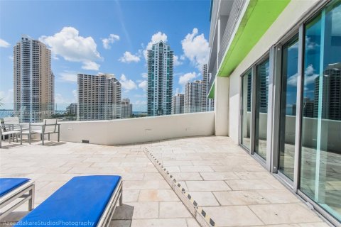 Condominio en alquiler en Miami, Florida, 1 dormitorio, 78.6 m2 № 1366961 - foto 29