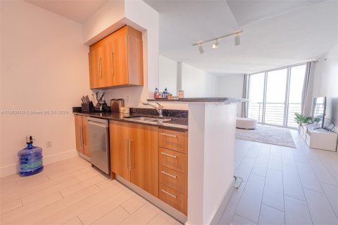 Condo in Miami, Florida, 1 bedroom  № 1366961 - photo 15