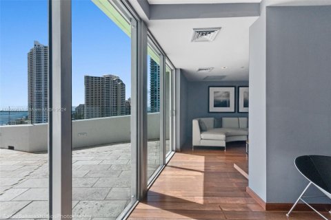 Condominio en alquiler en Miami, Florida, 1 dormitorio, 78.6 m2 № 1366961 - foto 26