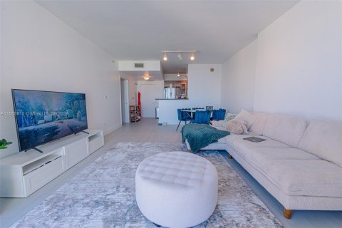 Condominio en alquiler en Miami, Florida, 1 dormitorio, 78.6 m2 № 1366961 - foto 12