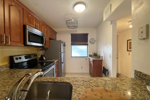 Condo in Sunrise, Florida, 2 bedrooms  № 1404618 - photo 1