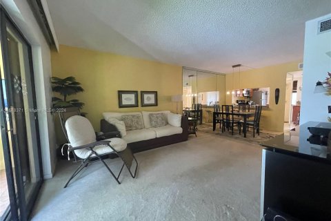 Copropriété à vendre à Sunrise, Floride: 2 chambres, 79.9 m2 № 1404618 - photo 11