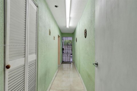 House in Hialeah, Florida 4 bedrooms, 103.31 sq.m. № 1101902 - photo 14