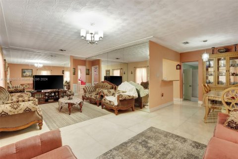 Casa en venta en Hialeah, Florida, 4 dormitorios, 103.31 m2 № 1101902 - foto 3