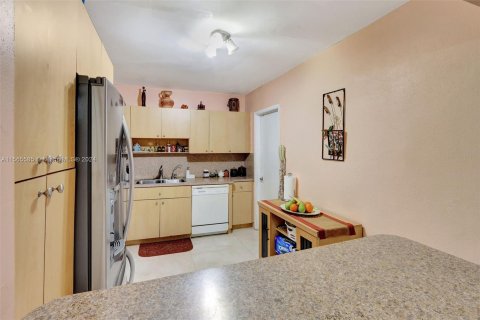 Casa en venta en Hialeah, Florida, 4 dormitorios, 103.31 m2 № 1101902 - foto 4