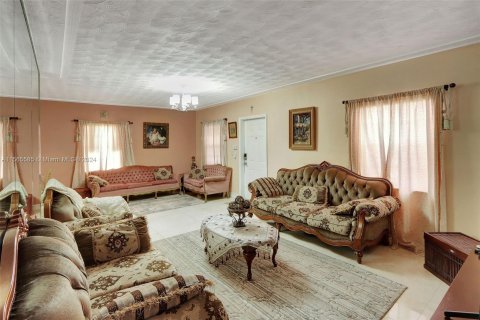 Casa en venta en Hialeah, Florida, 4 dormitorios, 103.31 m2 № 1101902 - foto 6