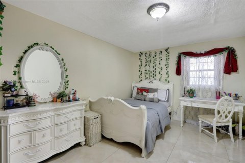 Casa en venta en Hialeah, Florida, 4 dormitorios, 103.31 m2 № 1101902 - foto 9