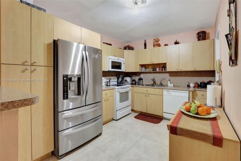 Casa en venta en Hialeah, Florida, 4 dormitorios, 103.31 m2 № 1101902 - foto 5