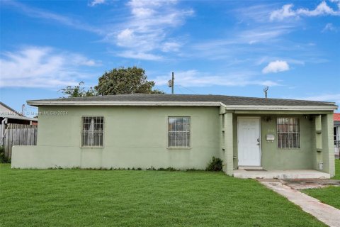 Casa en venta en Hialeah, Florida, 4 dormitorios, 103.31 m2 № 1101902 - foto 2