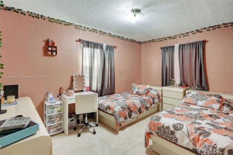 House in Hialeah, Florida 4 bedrooms, 103.31 sq.m. № 1101902 - photo 7