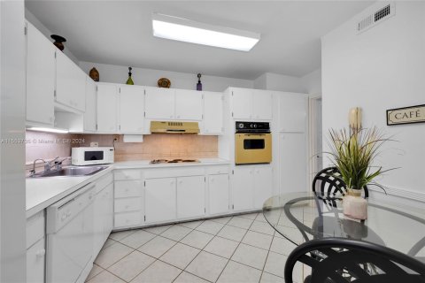 Condo in Miami Beach, Florida, 3 bedrooms  № 1101859 - photo 13