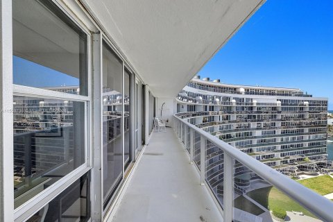 Condo in Miami Beach, Florida, 3 bedrooms  № 1101859 - photo 25