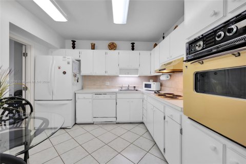 Condo in Miami Beach, Florida, 3 bedrooms  № 1101859 - photo 12