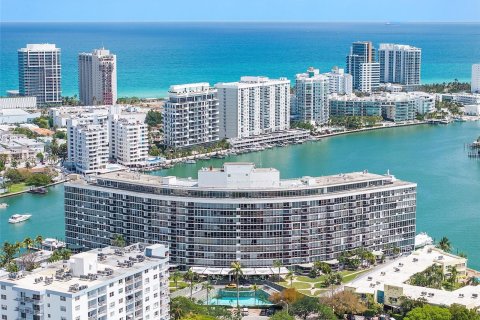 Condo in Miami Beach, Florida, 3 bedrooms  № 1101859 - photo 1