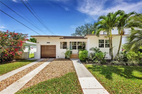 Villa ou maison à vendre à Coral Gables, Floride: 2 chambres, 133.22 m2 № 1101901 - photo 2