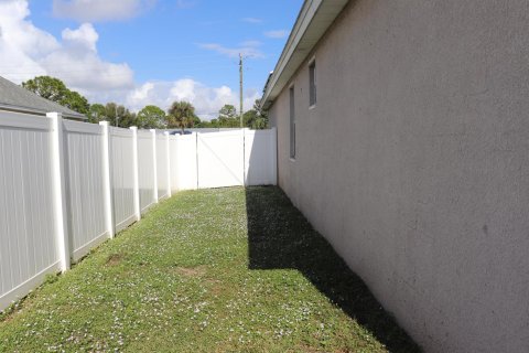 House in Palm Bay, Florida 3 bedrooms, 176.24 sq.m. № 944974 - photo 3