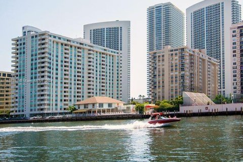 Condominio en venta en Hallandale Beach, Florida, 2 dormitorios, 102.19 m2 № 1292449 - foto 1