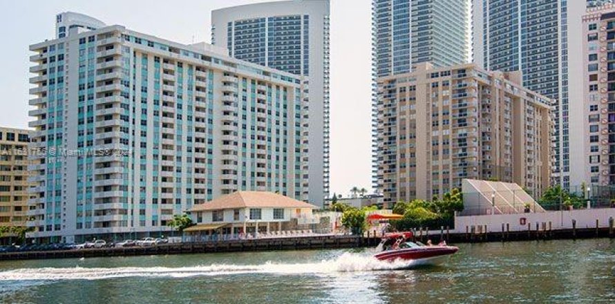 Condo in Hallandale Beach, Florida, 2 bedrooms  № 1292449