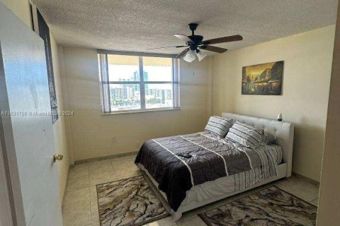 Condo in Hallandale Beach, Florida, 2 bedrooms  № 1292449 - photo 16