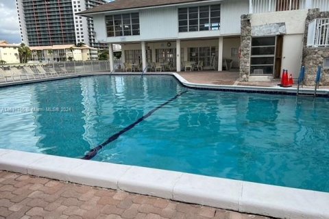 Condo in Hallandale Beach, Florida, 2 bedrooms  № 1292449 - photo 4