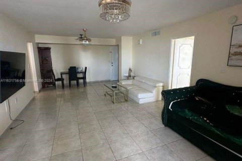 Copropriété à vendre à Hallandale Beach, Floride: 2 chambres, 102.19 m2 № 1292449 - photo 14