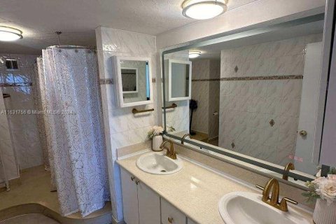 Copropriété à vendre à Hallandale Beach, Floride: 2 chambres, 102.19 m2 № 1292449 - photo 17