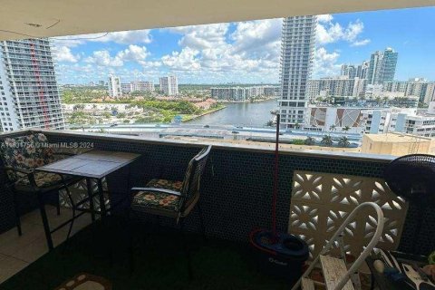 Condominio en venta en Hallandale Beach, Florida, 2 dormitorios, 102.19 m2 № 1292449 - foto 11