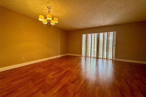 Condo in North Lauderdale, Florida, 1 bedroom  № 1134918 - photo 5