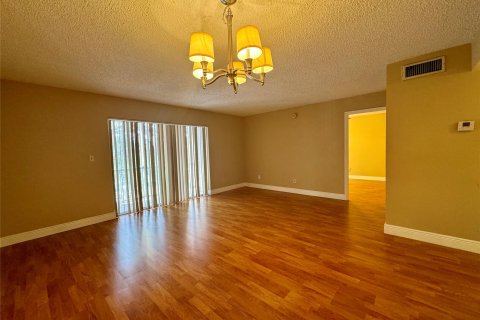 Condo in North Lauderdale, Florida, 1 bedroom  № 1134918 - photo 4