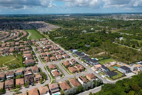 Propiedad comercial en venta en Miami, Florida № 1237356 - foto 10