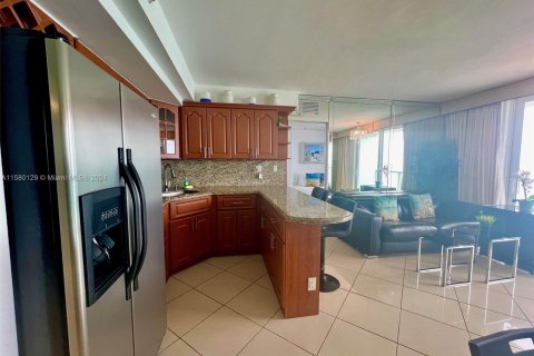 Condominio en venta en Sunny Isles Beach, Florida, 1 dormitorio, 40.88 m2 № 1155021 - foto 2
