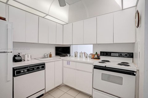 Condo in Aventura, Florida, 1 bedroom  № 1119749 - photo 9