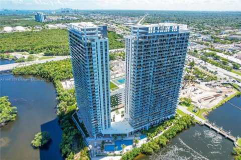 Condominio en venta en North Miami Beach, Florida, 3 dormitorios, 144.56 m2 № 682103 - foto 4