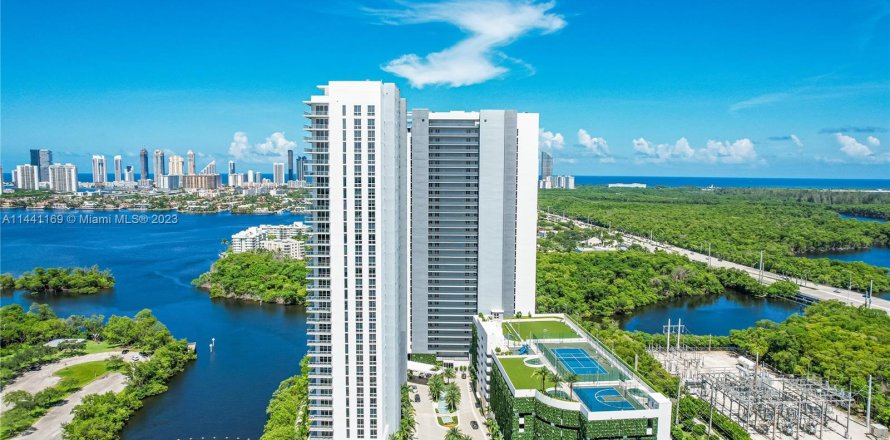 Condominio en North Miami Beach, Florida, 3 dormitorios  № 682103