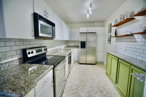 Condo in Miami Beach, Florida, 1 bedroom  № 1369071 - photo 1