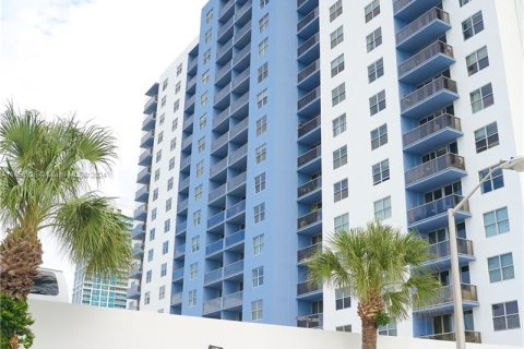 Condo in Miami Beach, Florida, 1 bedroom  № 1369071 - photo 3