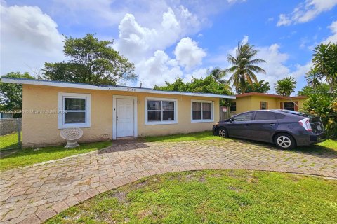 Villa ou maison à vendre à Pompano Beach, Floride: 4 chambres, 83.61 m2 № 1369075 - photo 1