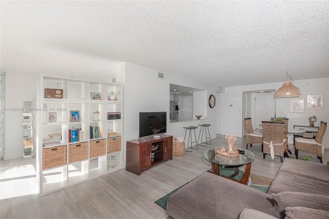 Condo in Hallandale Beach, Florida, 1 bedroom  № 1304728 - photo 17