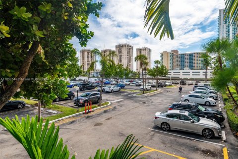 Condo in Hallandale Beach, Florida, 1 bedroom  № 1304728 - photo 26