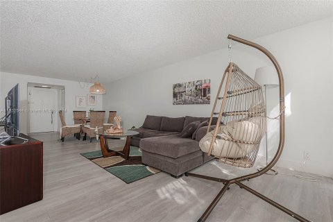 Copropriété à vendre à Hallandale Beach, Floride: 1 chambre, 99.87 m2 № 1304728 - photo 10