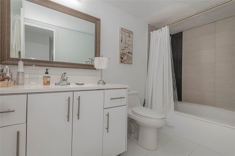 Copropriété à vendre à Hallandale Beach, Floride: 1 chambre, 99.87 m2 № 1304728 - photo 23