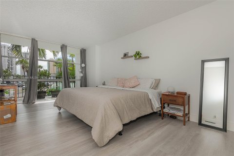 Condo in Hallandale Beach, Florida, 1 bedroom  № 1304728 - photo 20