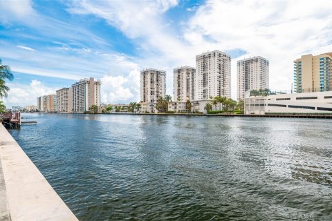 Copropriété à vendre à Hallandale Beach, Floride: 1 chambre, 99.87 m2 № 1304728 - photo 1