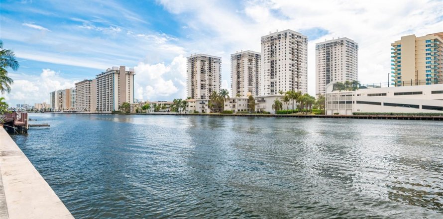 Condo in Hallandale Beach, Florida, 1 bedroom  № 1304728