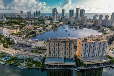 Condo in Hallandale Beach, Florida, 2 bedrooms  № 1400296 - photo 30